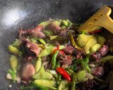 Foto langkah ke 4 dari resep Tumis cumi asin Pete pedas.