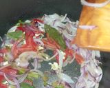 Foto del paso 2 de la receta: Atún rojo en salsa portuguesa (con lo que hay en casa)