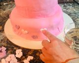 Foto del paso 13 de la receta: 🎂Bizcochuelo con pasta de cobertura (fondant) y tips☁️🌈💜🤍