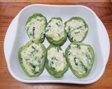 Foto del paso 4 de la receta: Chayotes rellenos con rajas y amaranto