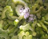 Foto langkah ke 1 dari resep Tumis pare teri lombok ijo.