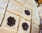 Foto del paso 3 de la receta: PAN🌾PIÑITA🍍Relleno con Chips de Chocolate...!