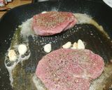 Foto langkah ke 4 dari resep Beef Steak Saus Jamur Ala Rumahan.