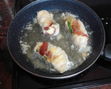 Foto del paso 6 de la receta: Rollitos de pechuga rellenos de jamón serrano, queso y espinacas con papas fritas