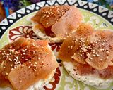 Foto del paso 4 de la receta: Tosta de arroz con salmón marinado y membrillo con escamas de pimentón De la Vera
