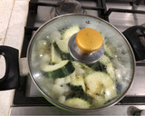 Foto del paso 2 de la receta: Salsa verde de zapallito y acelga