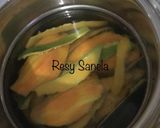 Foto langkah ke 2 dari resep Kolang kaling sirup kulit mangga.