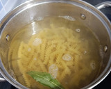 Foto del paso 2 de la receta: Hélices con tomate, ajos confitados y atún al natural