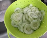 Une image de l'étape 3 de Salade de concombre mariné à la crème, persil et oignon rouge.