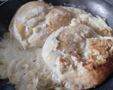 Foto del paso 7 de la receta: Pechuga de pollo en salsa de queso🧀🍗🧅