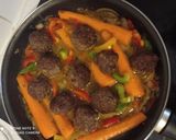 Une image de l'étape 4 de Boulettes de viande accompagnées de couscous.