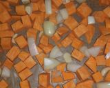 Sült édesburgonya hagymával és fokhagymával recept fázis 2 fotója