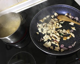 Foto del paso 3 de la receta: Berenjena rellena con quinoa y pollo