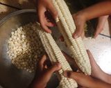 Hình bước làm 1 của món Bắp Tươi Hầm Đậu Phộng