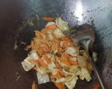 Foto langkah ke 5 dari resep Mie goreng kuning.