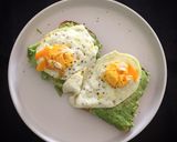 รูปขั้นตอนการทำที่ 4 ของ Avocado toast with eggs