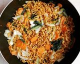Foto langkah ke 4 dari resep Mie Goreng Sosis.