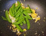 รูปขั้นตอนการทำที่ 2 ของ ถั่วลันเตาผัดไข่