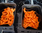 Une image de l'étape 1 de Frites de patate douce au air fryer.