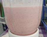 Foto langkah ke 3 dari resep Strawberry Banana Smoothies.