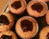 A picture of step 5 of Compote surprise cupcakes.