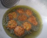 A picture of step 3 of Bottle gourd and cucumber pakoda.