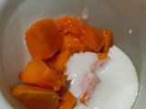 Helados tipo paleta de mango y yogurt
