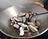 Foto langkah ke 3 dari resep Resep Tumis Terong Saus Tiram dan Ebi.