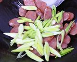 蒜苗炒香腸的食譜步驟4照片
