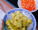 Hình bước làm 1 của món Đậu hủ chiên xốt cà chua