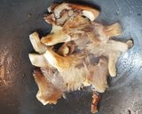 Foto del paso 4 de la receta: Espárragos trigueros, calabacín y setas llanegas en Wok