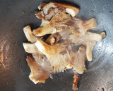 Foto del paso 4 de la receta: Espárragos trigueros, calabacín y setas llanegas en Wok
