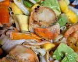Foto del paso 3 de la receta Ensalada tibia de vieiras y gambas salteadas con mango y aguacate