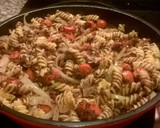 Foto del paso 4 de la receta: Espirales de pasta salteados con morcilla de burgos y salchichas