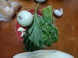 Tamales de salsa verde con hojas de hierba santa