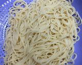 Foto del paso 4 de la receta: Muslos en hierbas y champiñones con fideos al ajo y perejil