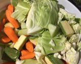 Foto del paso 2 de la receta: Caldo de chamorros con verduras