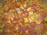 Arroz caldoso con bogavante berberechos en la cocina del camping