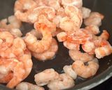 Une image de l'étape 1 de Casarecce, asperges citronnées et crevettes rôties.