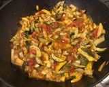 Une image de l'étape 8 de Courgettes bicolores et tomates à l'ail, basilic et persil.