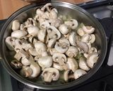 Une image de l'étape 7 de Champignons sautés à la crème, persil et gingembre.