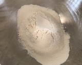 Foto del paso 2 de la receta: Bizcocho de "Felicidades María, 2o aniversario de mamá de Mateo💐"