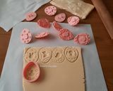 Foto del passaggio 7 della ricetta Biscotti pasquali con stampi a rilievo