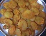 A picture of step 5 of Tawa potato fry.
