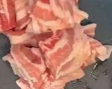 A picture of step 2 of Shogayaki (Stir fried pork with ginger sauce).
