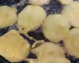 A picture of step 6 of Aloo k pakoray.