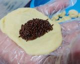 Foto langkah ke 5 dari resep Roti Isi Coklat Simple.