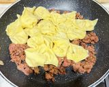 Foto del passaggio 7 della ricetta Ravioli mela castagne e formaggio al ragù di salsiccia