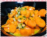 A picture of step 2 of Carrots & walnuts salad.