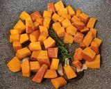 Foto del passaggio 3 della ricetta Zucca al vino bianco con salvia e rosmarino